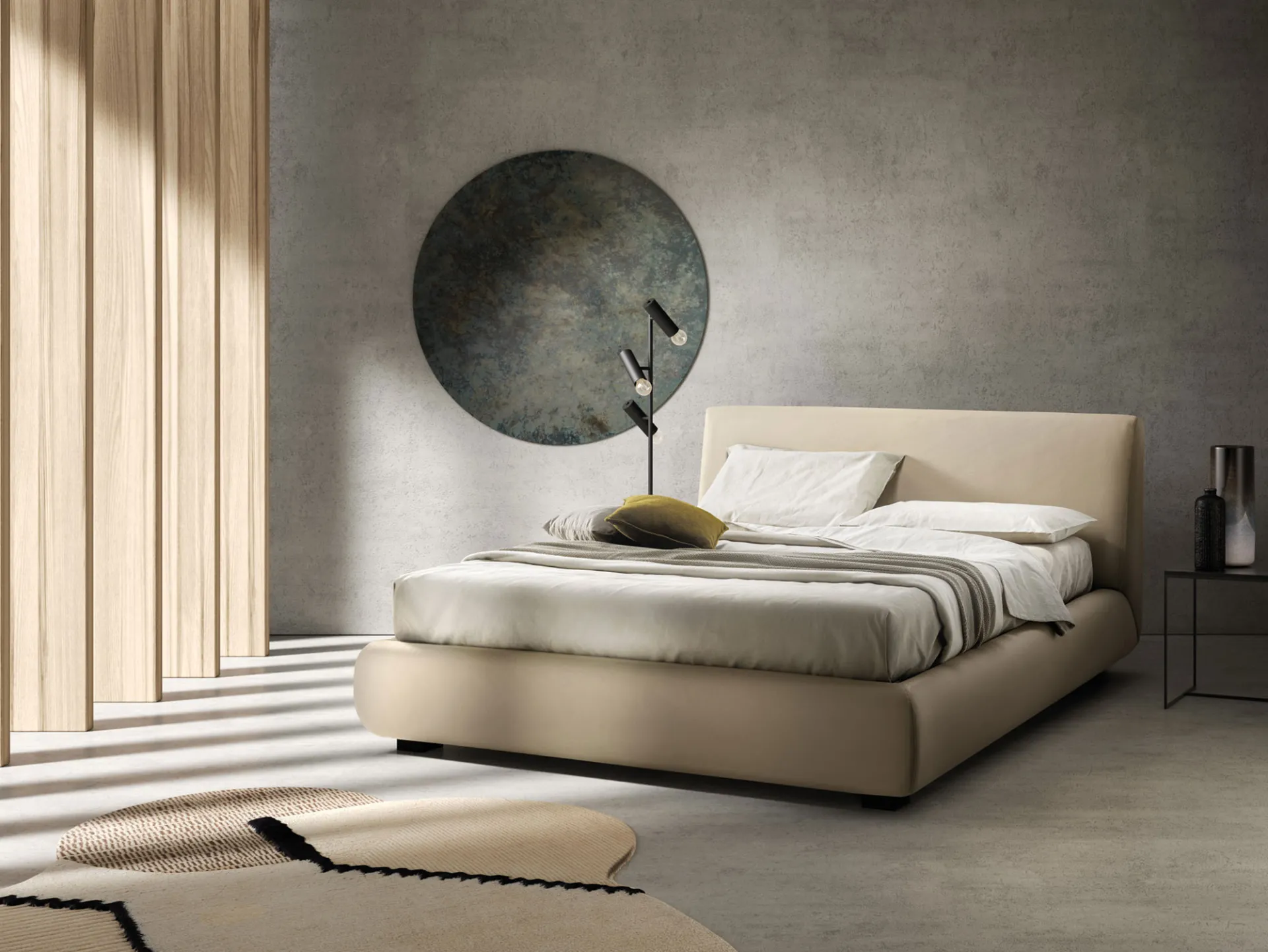 Letto imbottito Strong Samoa color crema in una camera con tende a listelli di legno