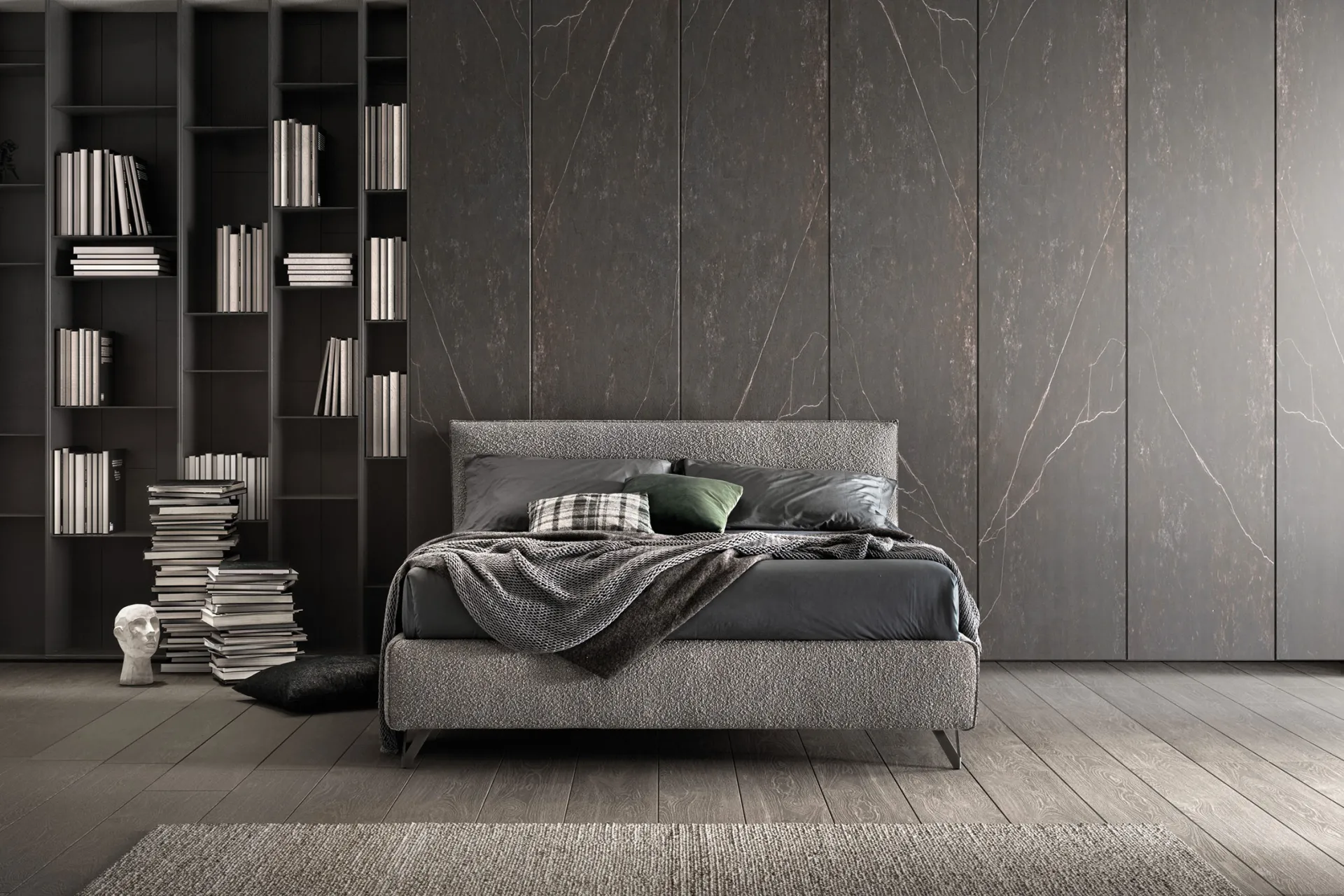 Letto imbottito Good Samoa in bouclé grigio con piedi in metallo, davanti a una boiserie scura