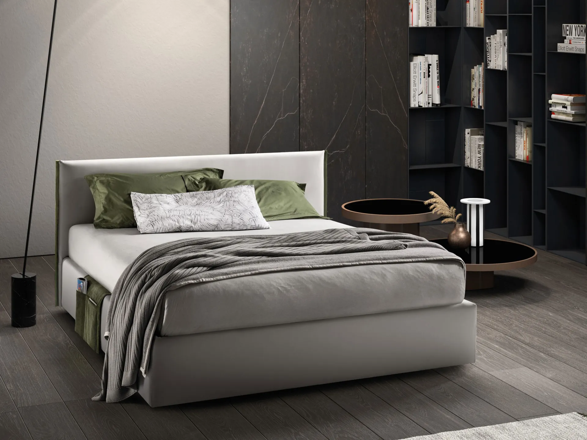 Letto imbottito Good Rim Samoa grigio perla con profilo verde sulla testiera e tasca laterale