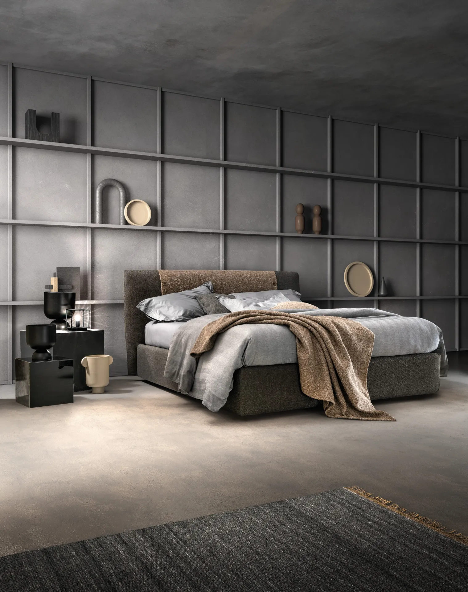 Letto Button Samoa con giroletto fino a terra e coperta color cammello, visto di tre quarti