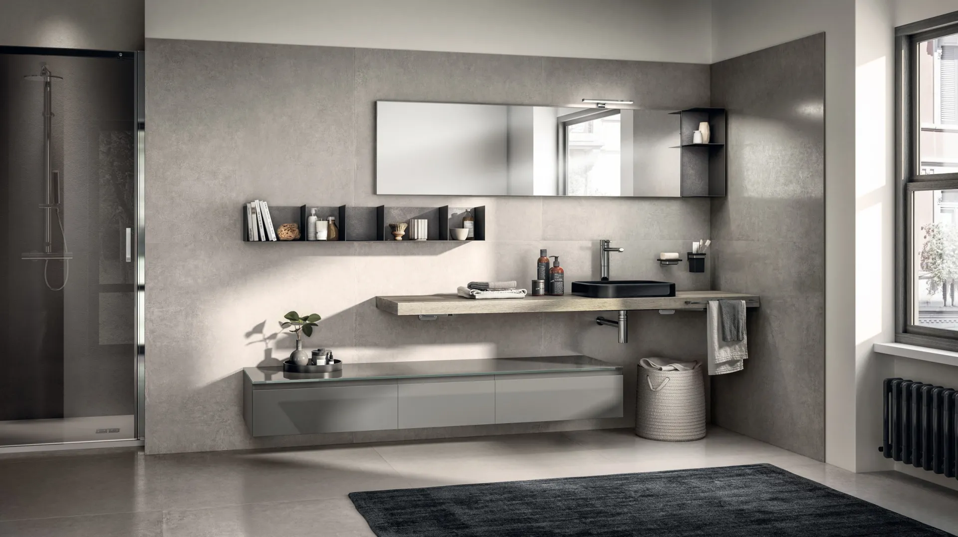 Bagno Juno Scavolini con base sospesa grigia, piano chiaro e mensole a giorno nere accanto alla doccia