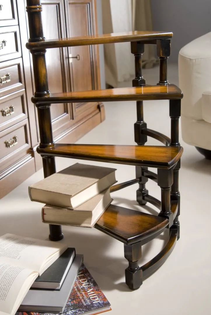 Scaletta Tosato 31.02 con libri appoggiati sui gradini