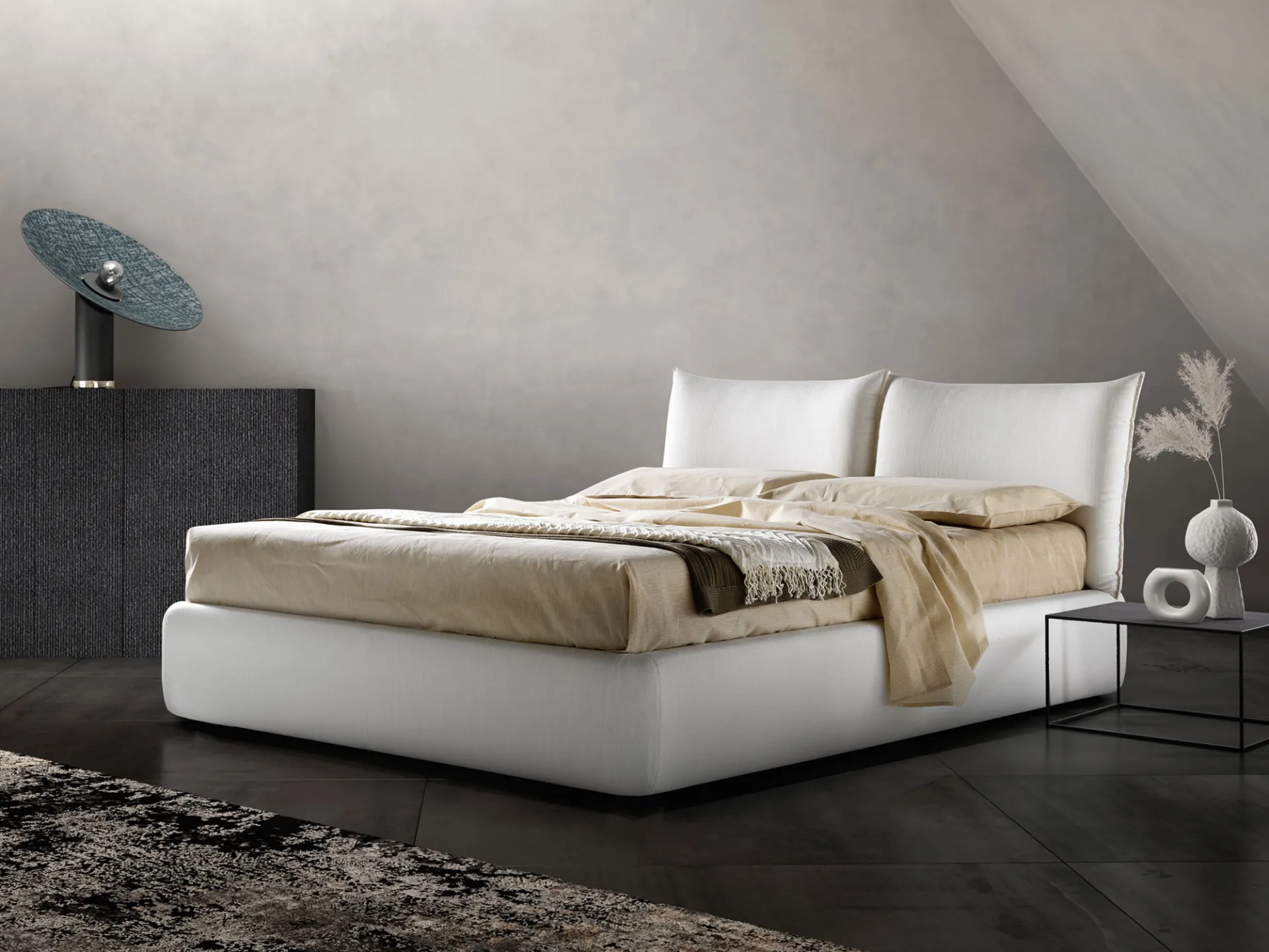 Letto imbottito Zen Samoa bianco con testiera a due cuscini, in una mansarda