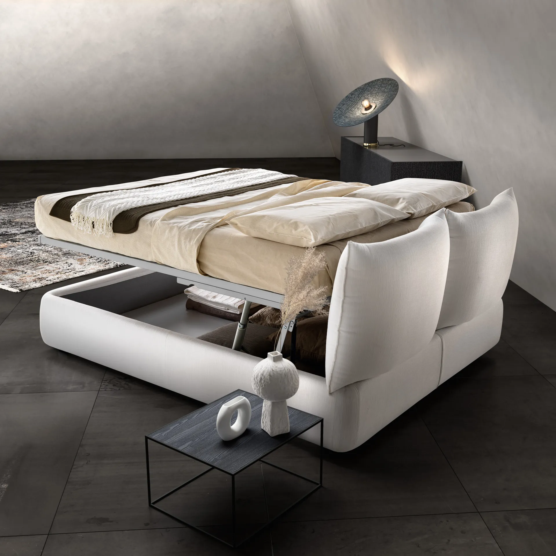 Letto Zen Samoa con il contenitore aperto e la rete sollevata, visto dal lato dei piedi