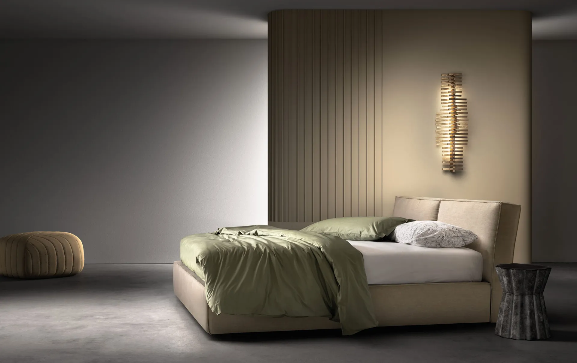 Letto imbottito Light Samoa beige con cuscino sulla testiera, davanti a una parete a doghe