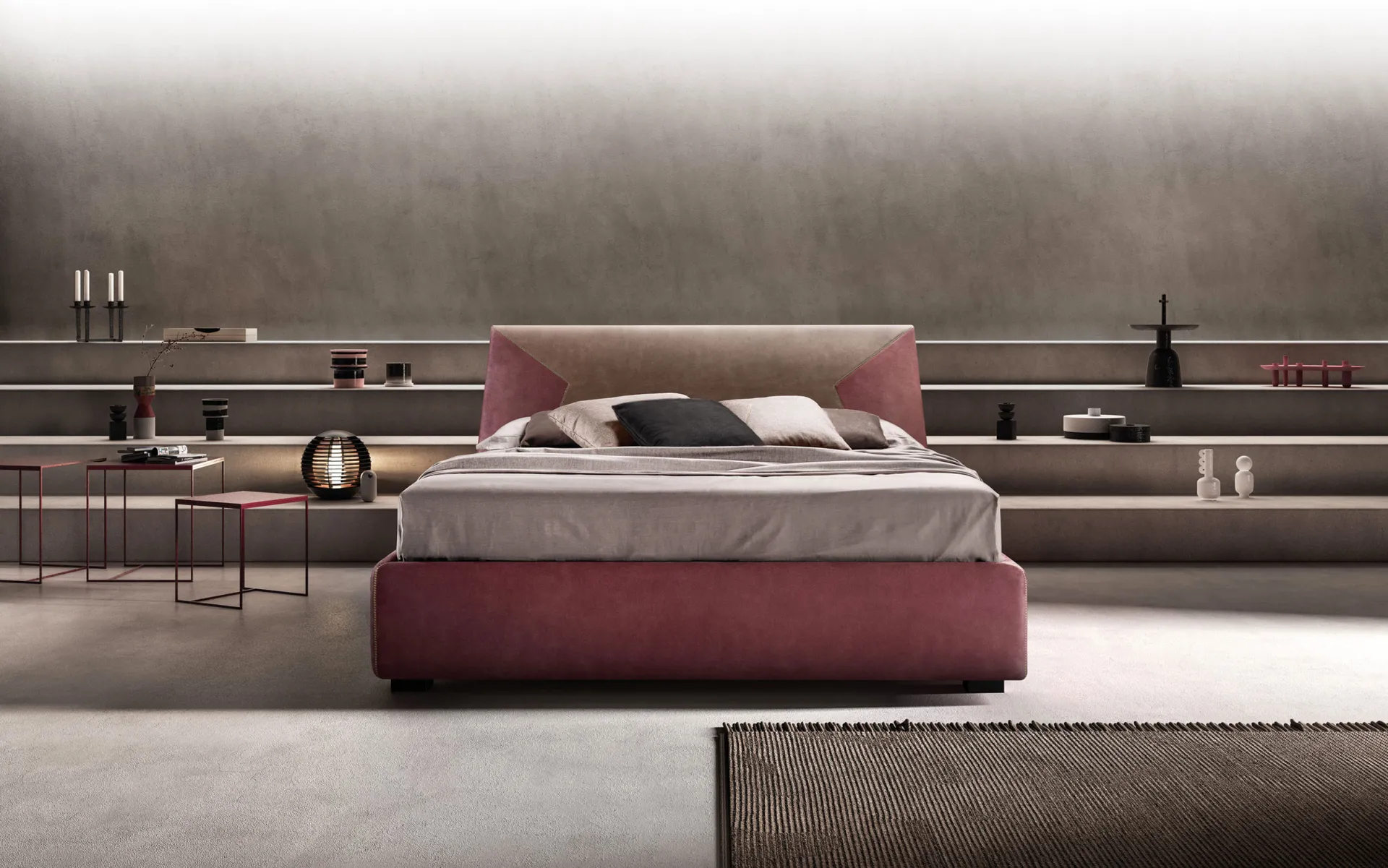 Letto imbottito JS Samoa con testiera tortora e bordeaux e giroletto bordeaux, davanti a mensole