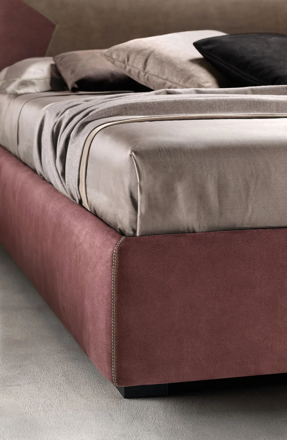 Angolo del giroletto bordeaux del letto JS Samoa con impunture chiare