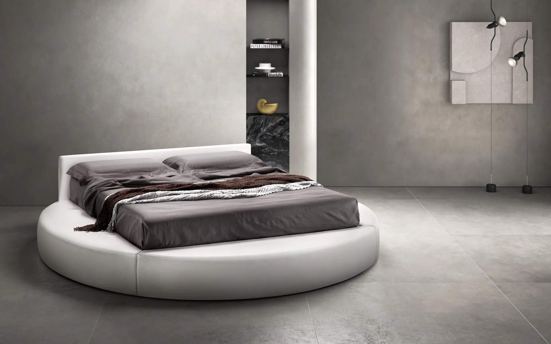 Letto rotondo Natural Samoa rivestito in bianco con testiera bassa e curva, in una camera grigio chiaro