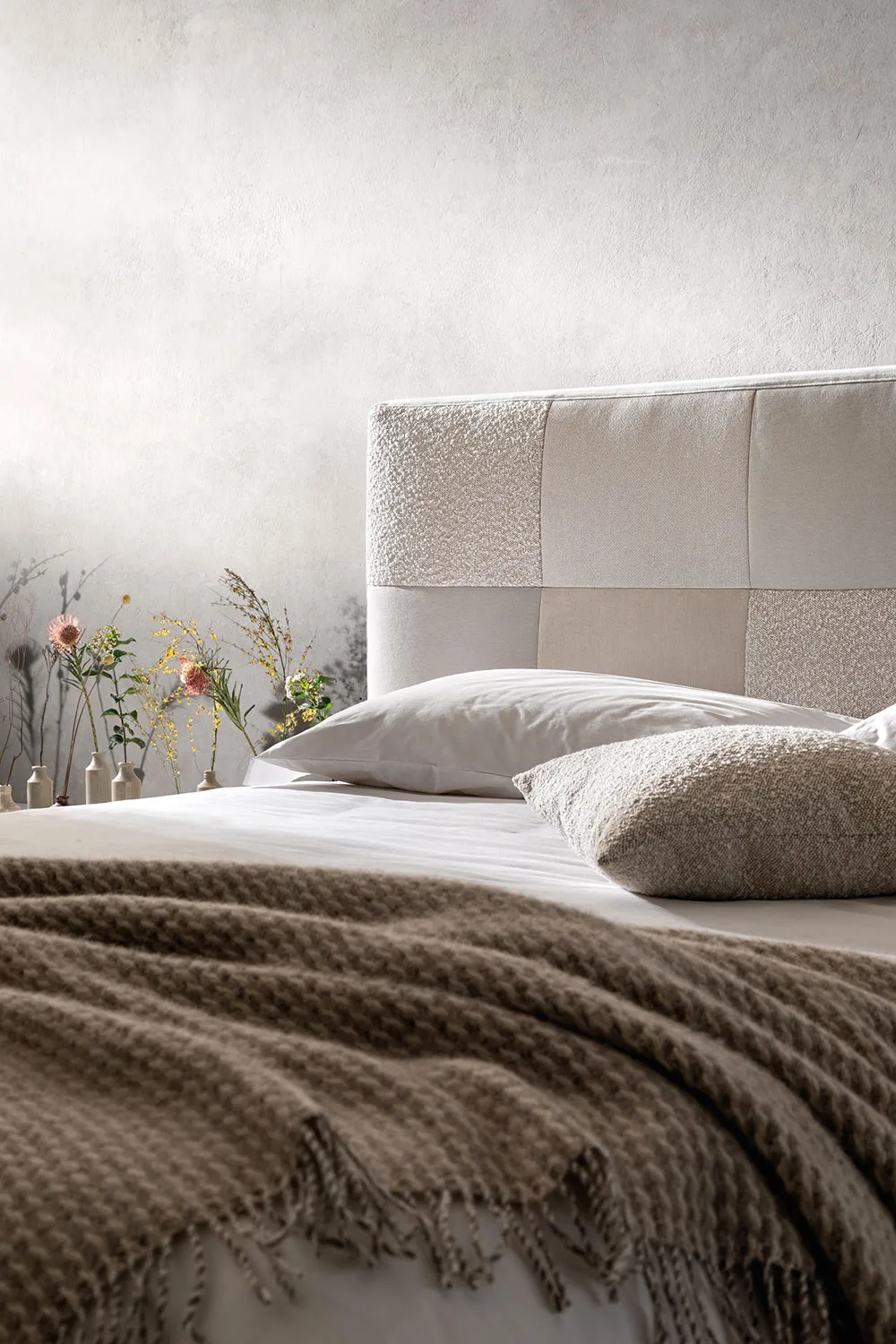 Testiera del letto Essential Samoa con riquadri in bouclé e tessuto liscio