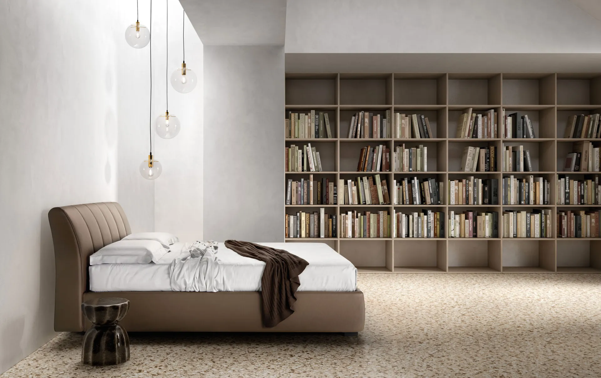 Letto imbottito Premium Samoa color cuoio con testiera curva a cannette, accanto a una libreria