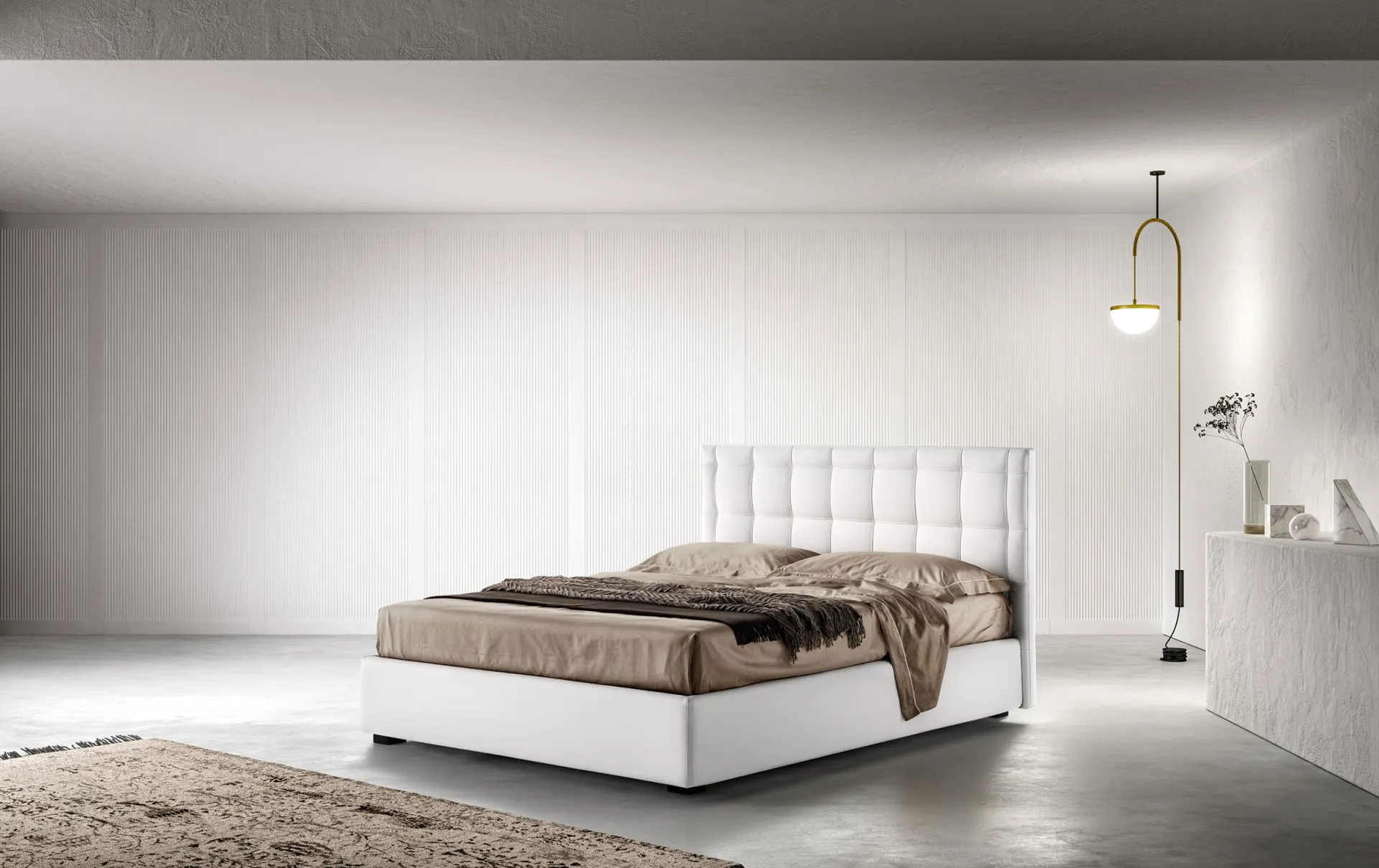 Letto imbottito Fancy Samoa bianco con testiera alta a quadrotte, in una camera chiara