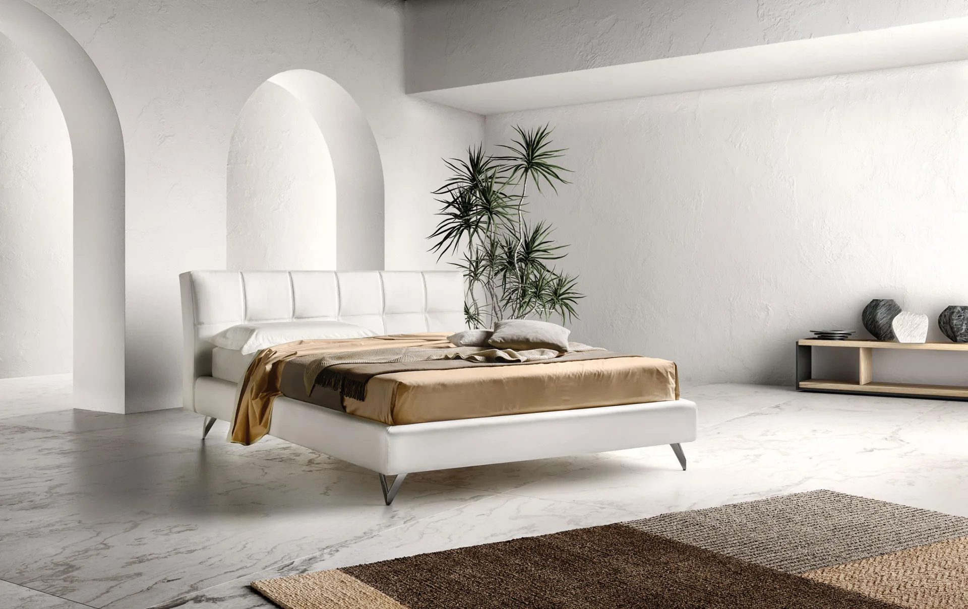 Letto imbottito Contemporary Samoa bianco con testiera a riquadri, in una stanza con archi e pavimento in marmo