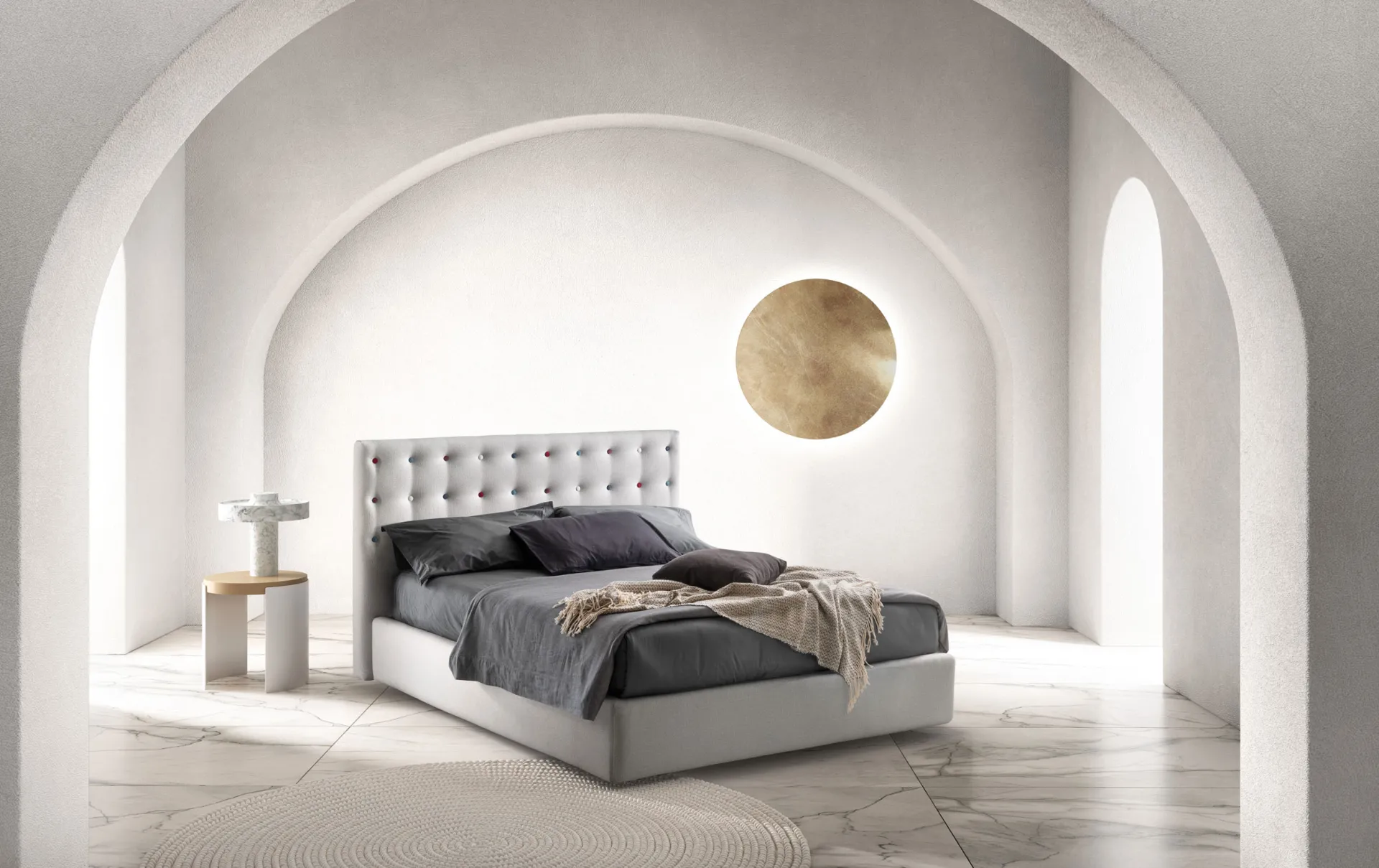 Letto imbottito Point Samoa bianco con testiera capitonné, in una stanza con archi e luce tonda