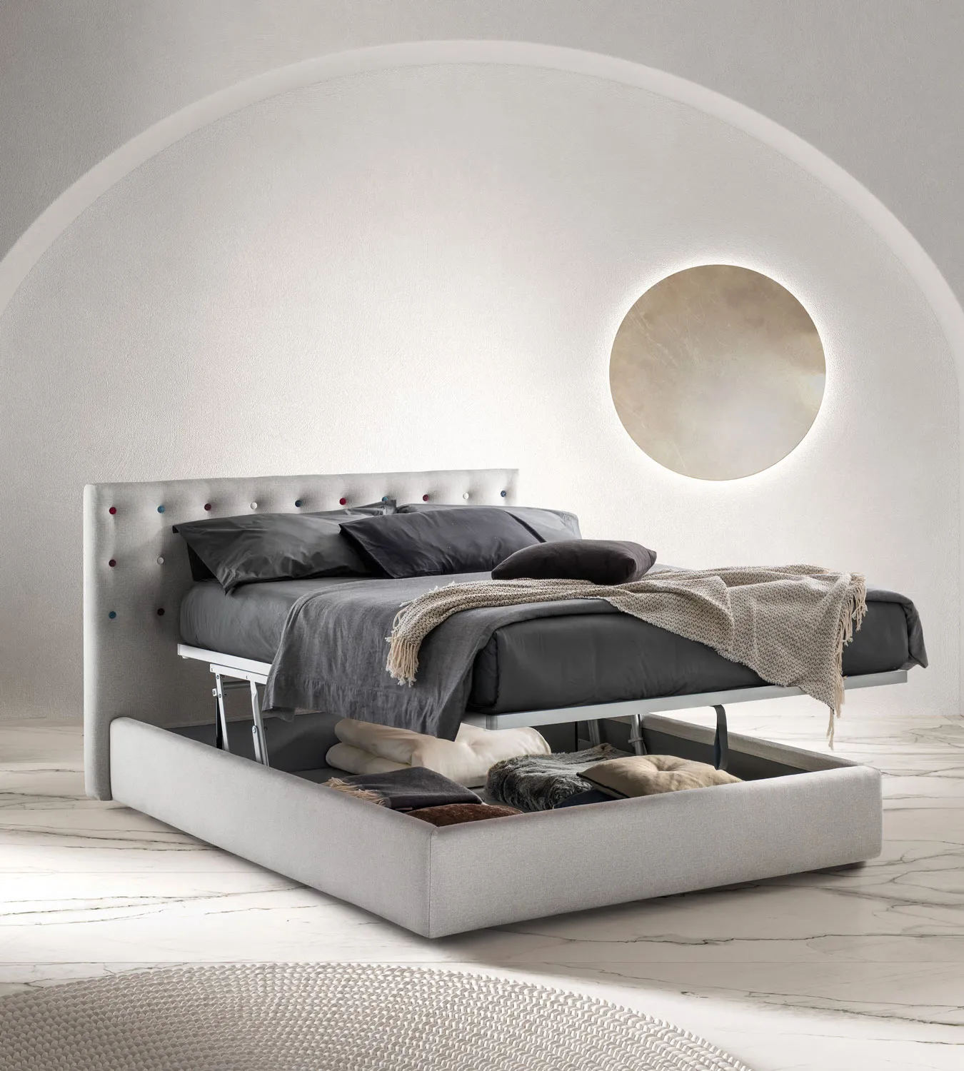 Letto Point Samoa con la rete sollevata e il contenitore aperto pieno di coperte