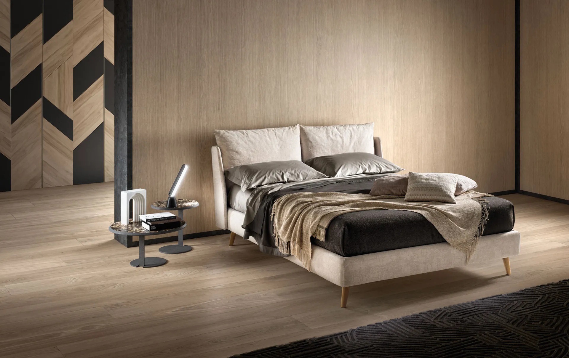 Letto imbottito Fun Double Samoa in tessuto chiaro con due grandi cuscini testiera e piedini in legno
