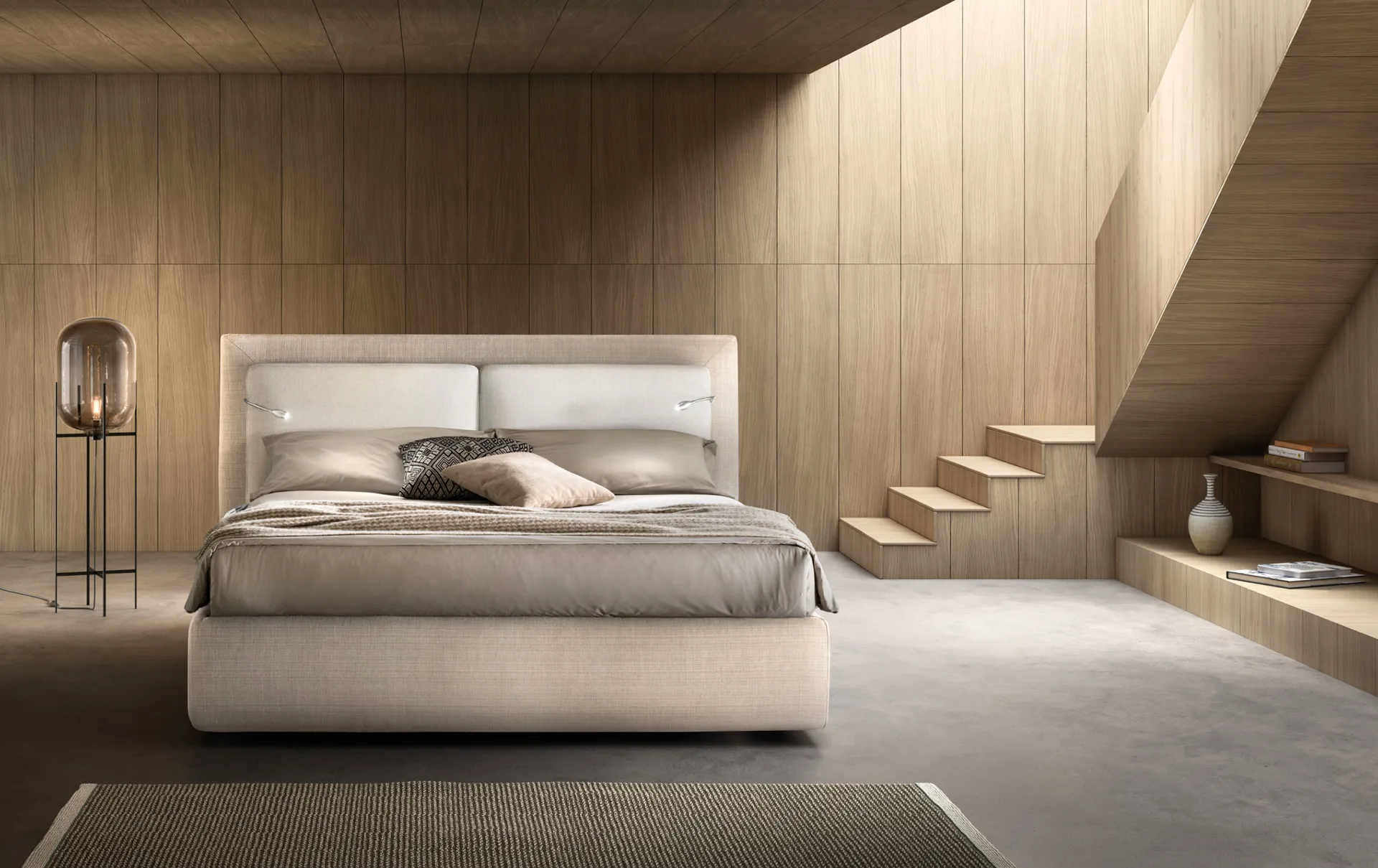 Letto imbottito Flux Samoa beige con due cuscini bianchi e luci led, in una mansarda in legno