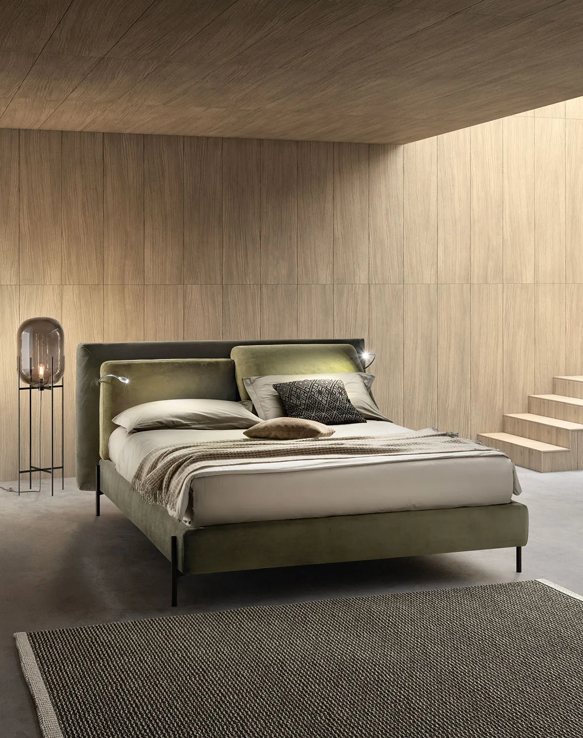 Letto Flux Samoa verde su gambe sottili in metallo, con lampada da terra in vetro