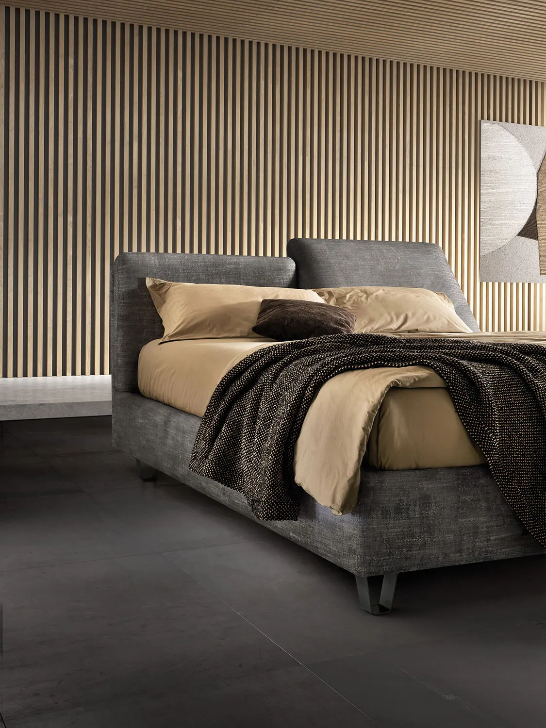 Letto Form Samoa con un cuscino della testiera sollevato per leggere