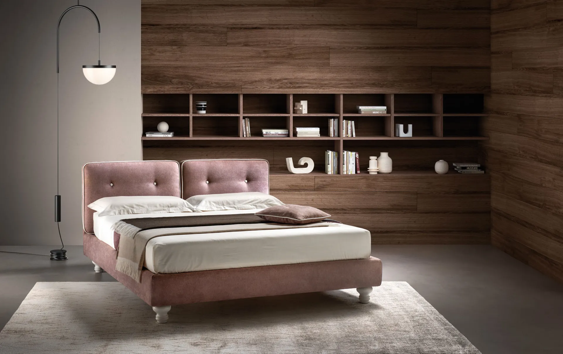 Letto imbottito Nice Samoa in velluto rosa con cuscini a bottoni e piedini torniti bianchi