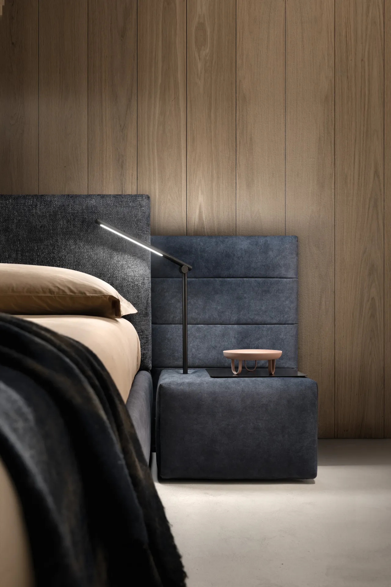 Comodino imbottito blu accanto al letto Smash Samoa, con lampada da lettura a braccio