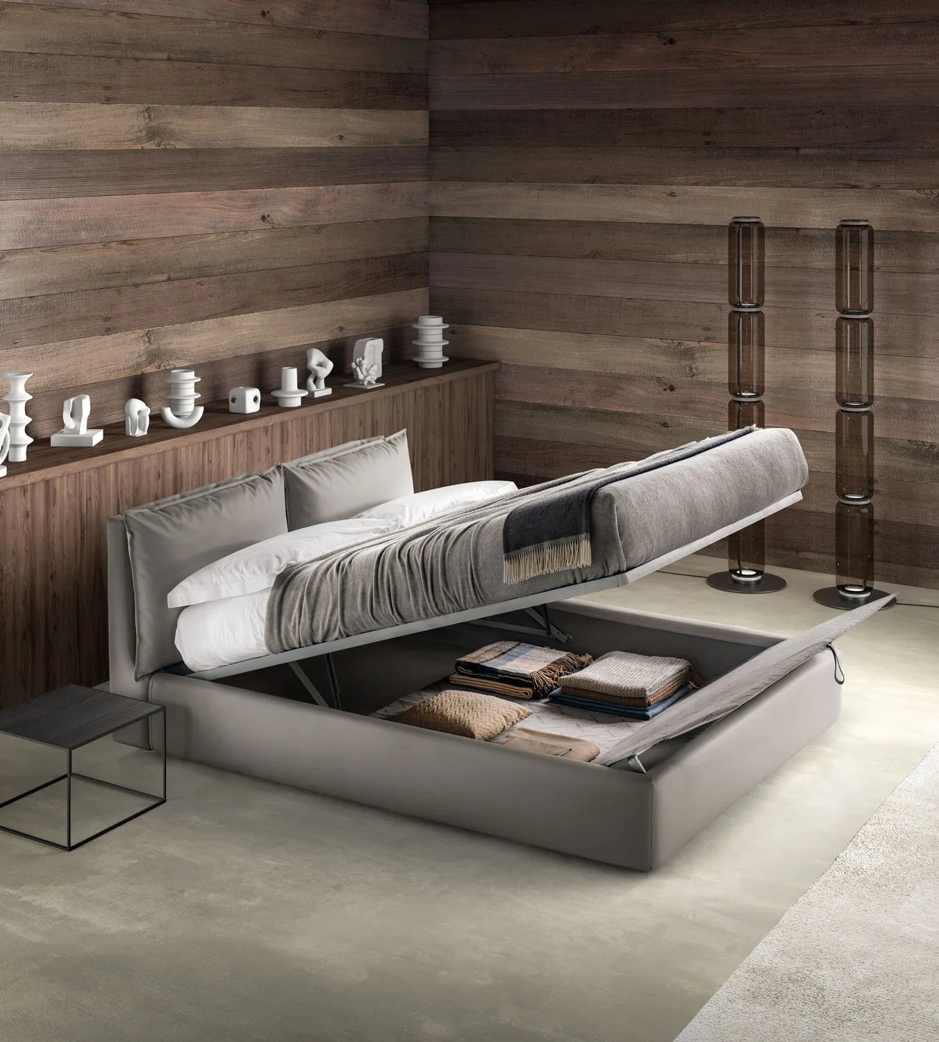 Letto Quiet Samoa con la rete sollevata a pistoni e il contenitore aperto