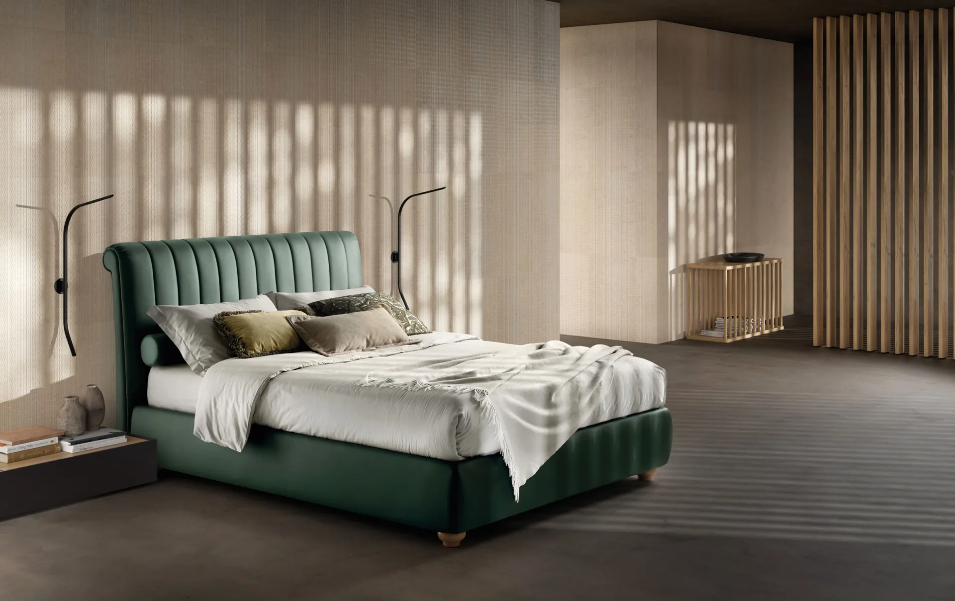 Letto imbottito Novel Style Samoa verde scuro con testiera a canali curva e cuscino a rullo