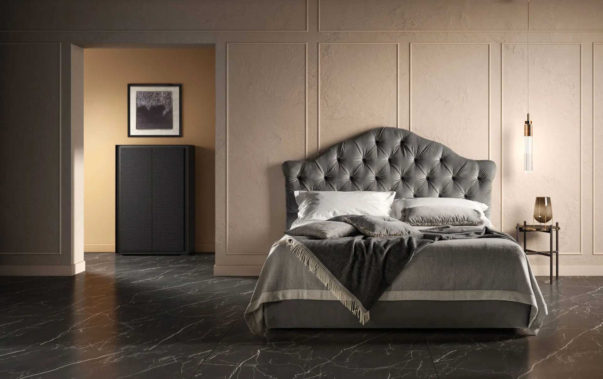 Letto imbottito Queen Samoa in velluto grigio con testiera sagomata capitonné, accanto a una boiserie