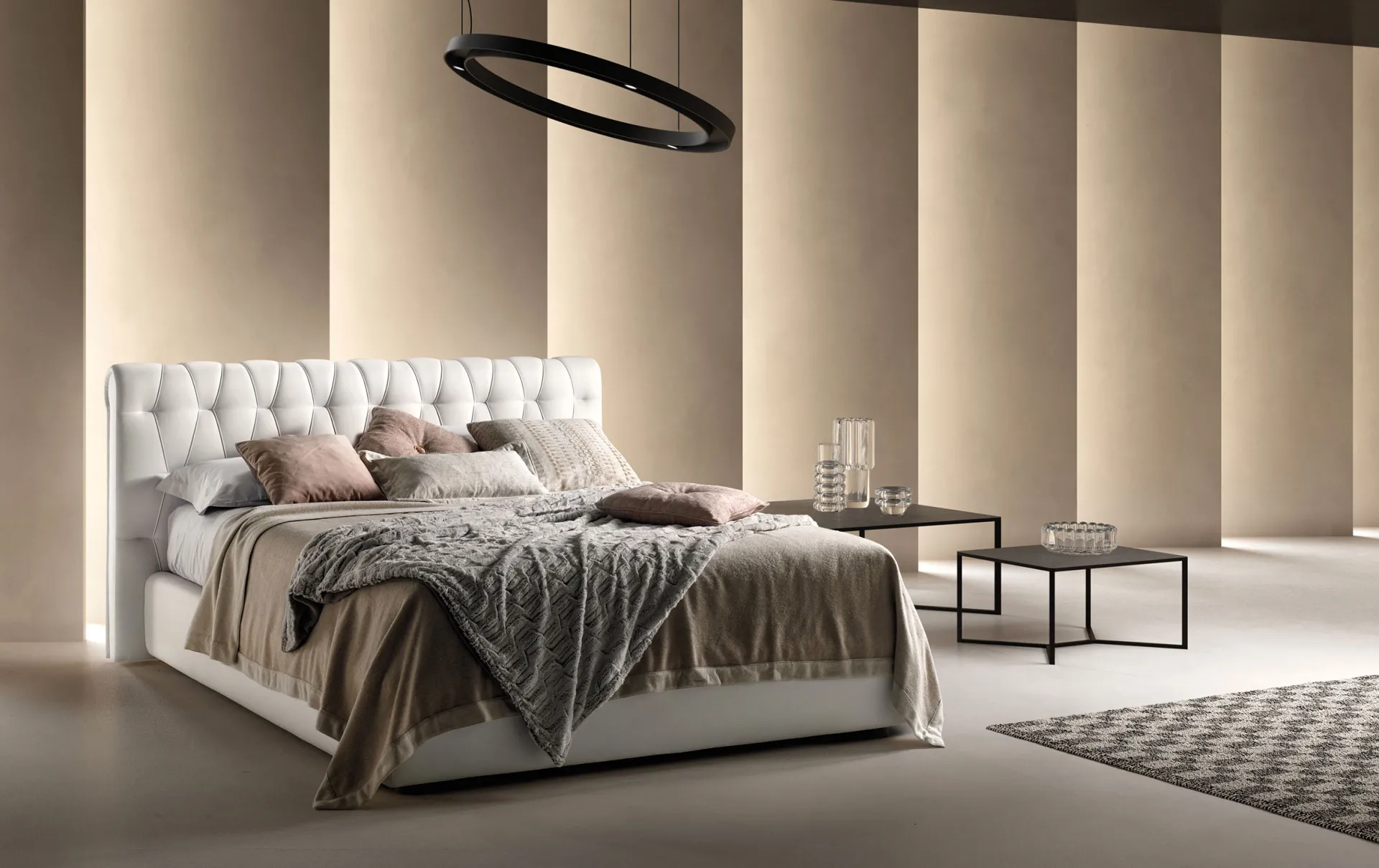 Letto imbottito Unique Samoa bianco con testiera capitonné arrotondata, in una camera color sabbia