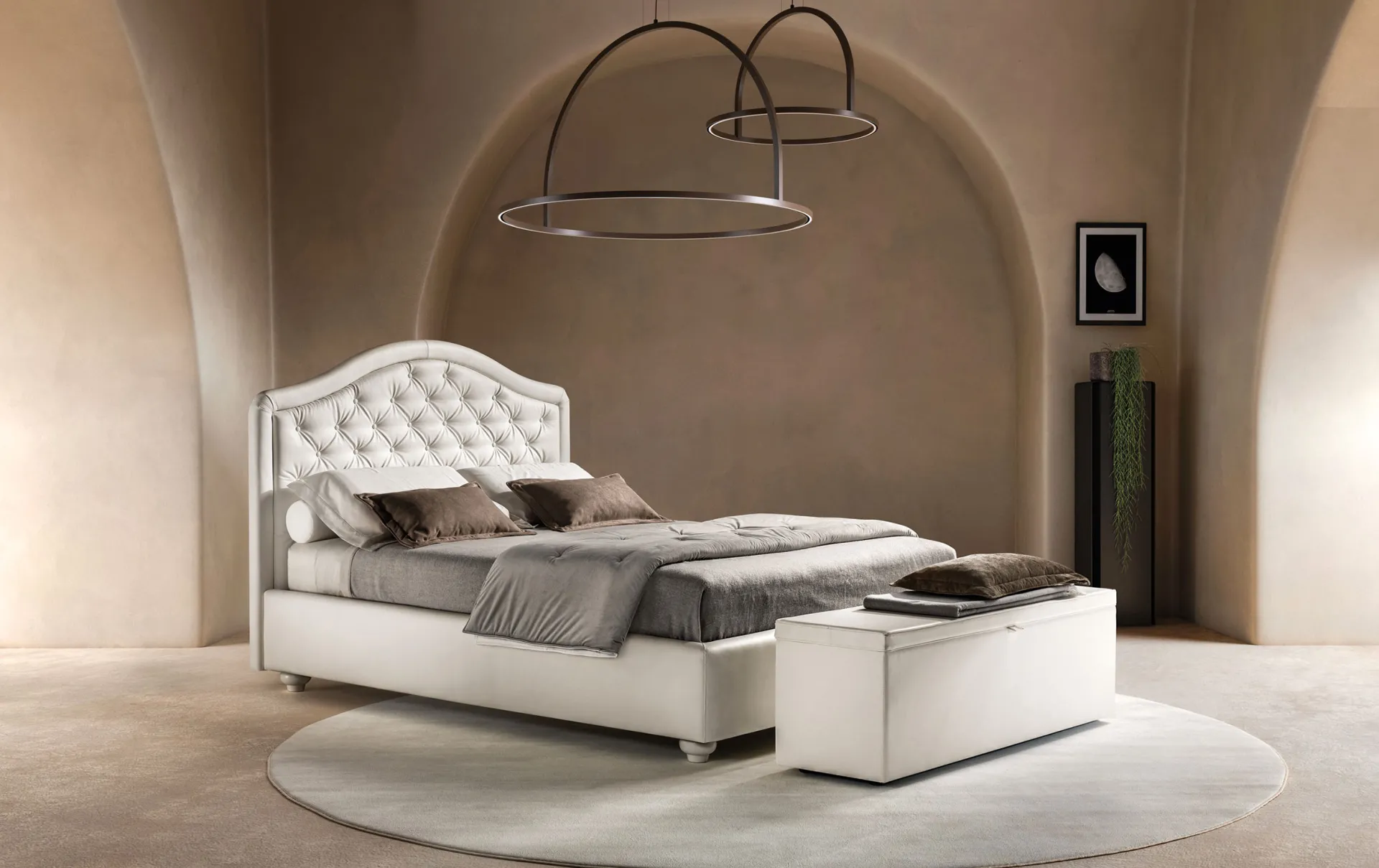 Letto imbottito Infinity Samoa bianco con testiera sagomata capitonné, sotto una volta color sabbia
