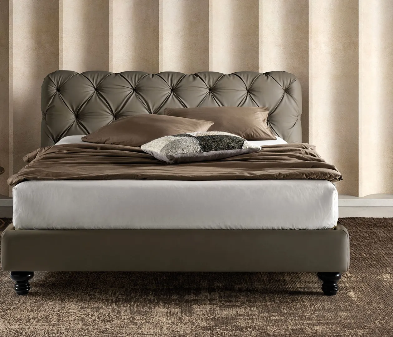 Letto matrimoniale King Samoa color fango con testiera capitonné e piedini torniti scuri