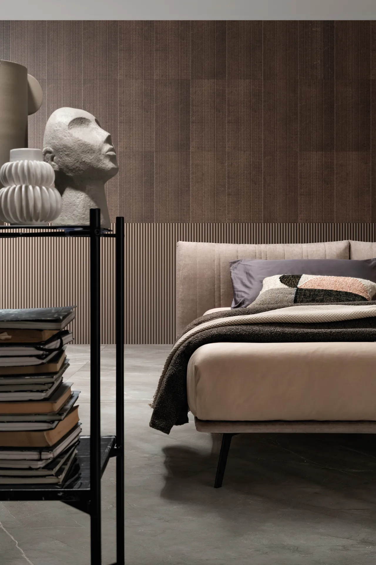 Letto Warp Samoa di tre quarti con testiera a canali e gamba in metallo inclinata