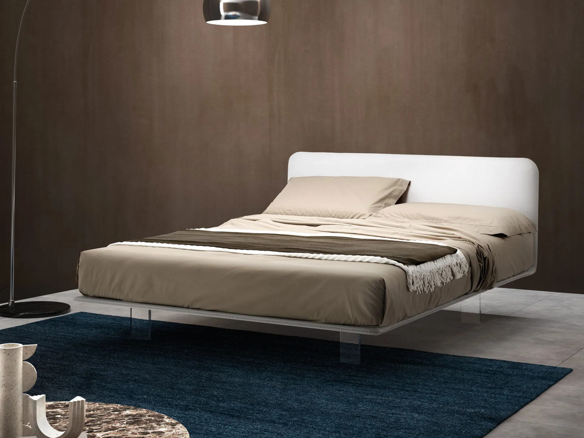 Letto imbottito Brillant Samoa bianco con testiera sottile e base su piedi trasparenti, su tappeto blu