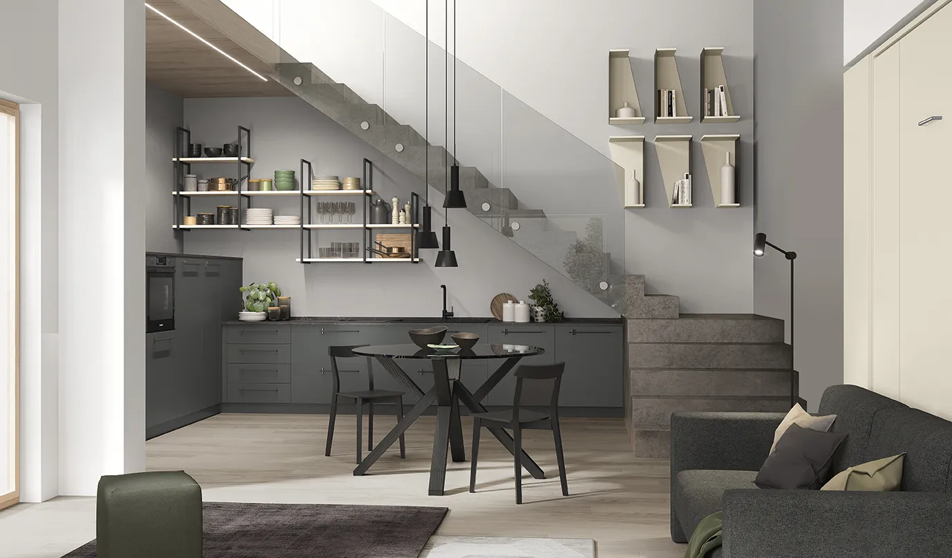 Monolocale di residence Golf Contract Space Colombini con cucina lineare sotto la scala e mensole in metallo