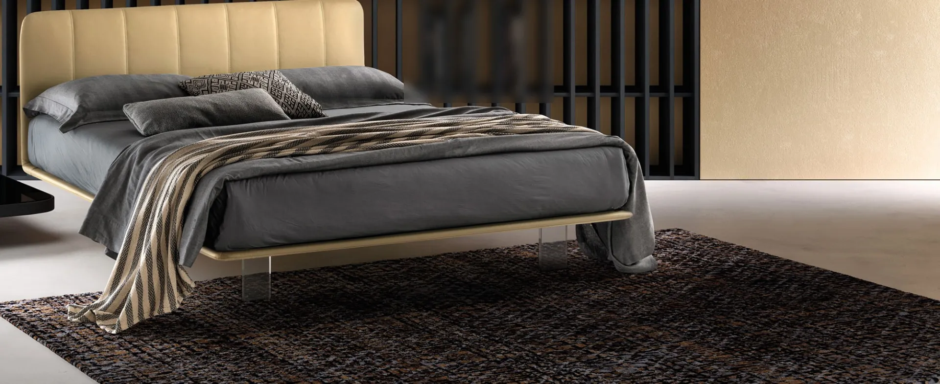 Letto imbottito Clever Samoa color sabbia con testiera a canali verticali e base su piedi trasparenti