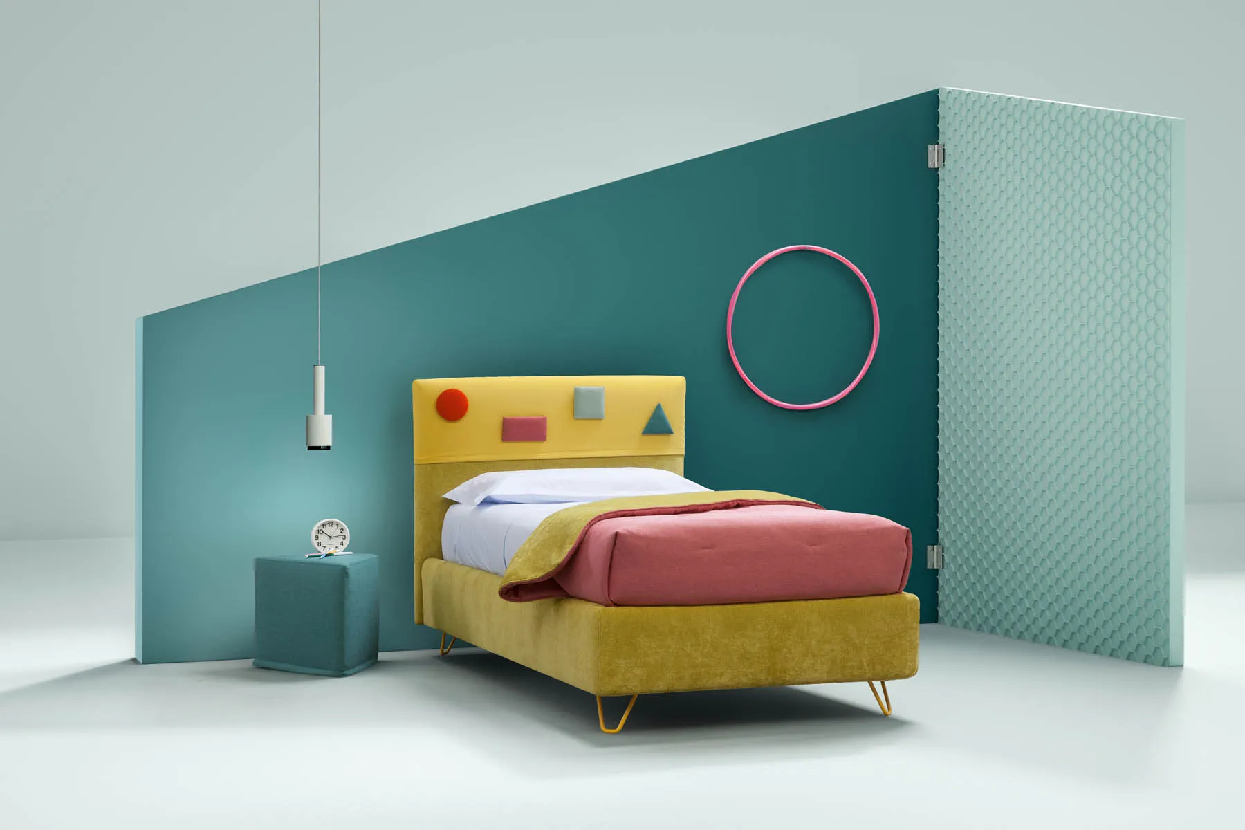 Letto singolo Plain Samoa giallo con forme colorate sulla testiera e piedini in metallo