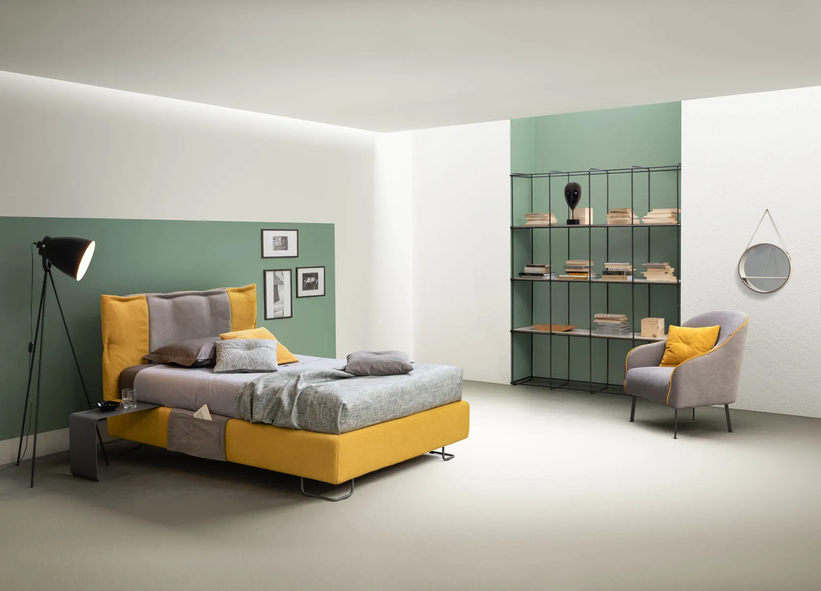 Letto Dress Samoa senape e grigio su piedi in metallo, in una camera con libreria a giorno