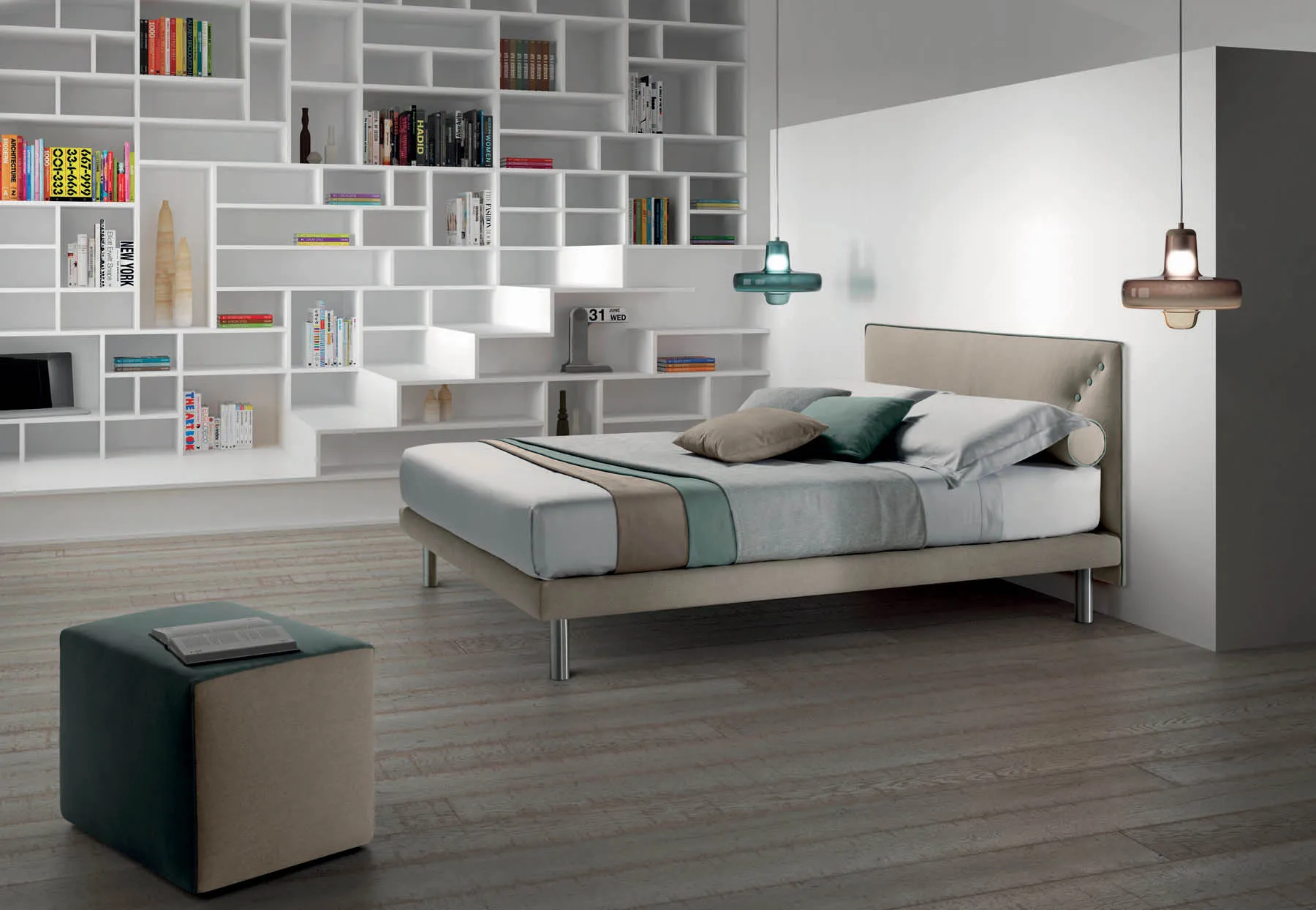 Letto Snap Samoa in una stanza con libreria bianca e pouf a cubo in primo piano