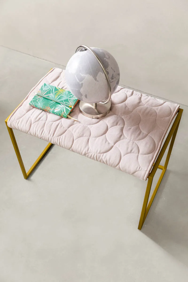 Panca Frame Samoa con telaio dorato e seduta trapuntata rosa chiaro