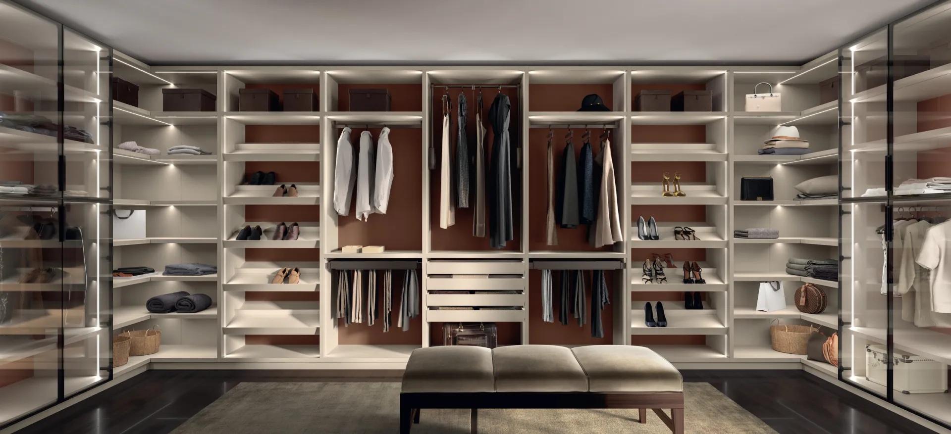 Cabina armadio Walk-in Fluida Scavolini a U con moduli a vista, luci sui ripiani e panca centrale