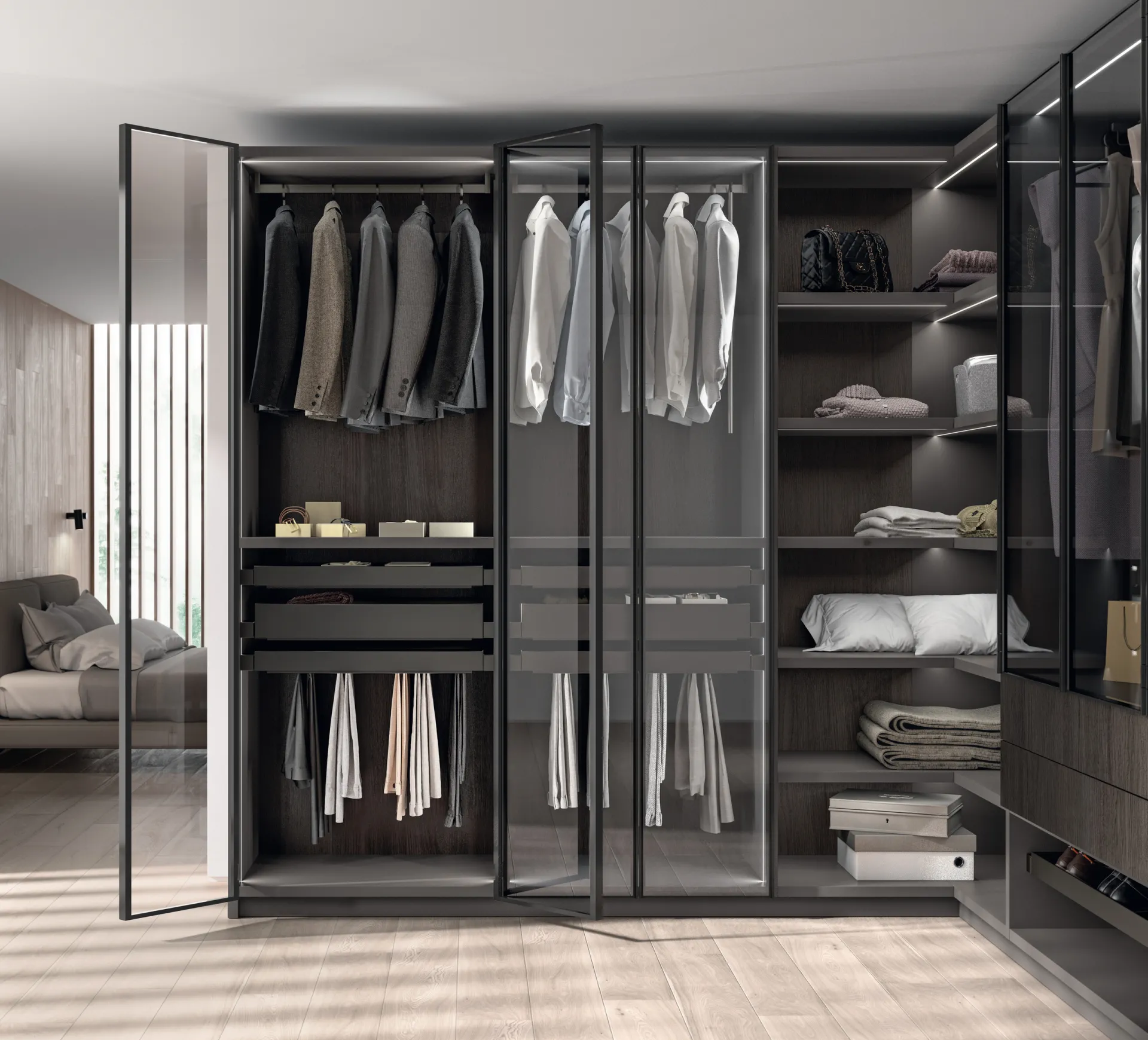 Cabina armadio Walk-in Fluida Scavolini con ante a telaio in alluminio e vetro fumé aperte sui ripiani