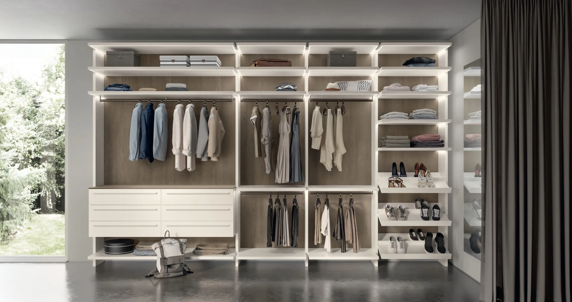Cabina armadio Walk-in Fluida Scavolini aperta con cassettiera sospesa bianca, appendiabiti e scarpiere illuminate