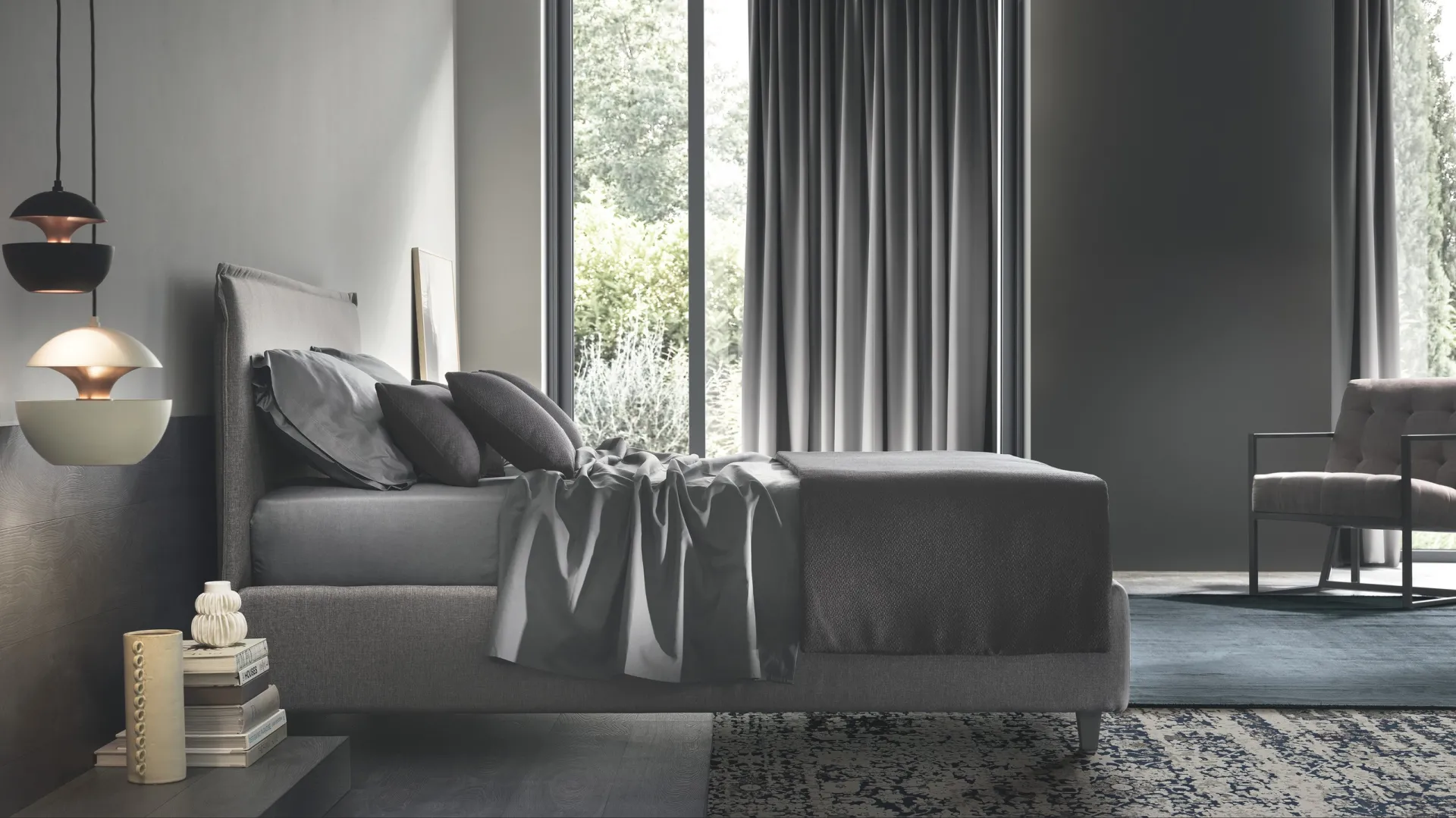 Letto imbottito Goodnight Scavolini modello Sarin in tessuto grigio, in una camera con tende scure