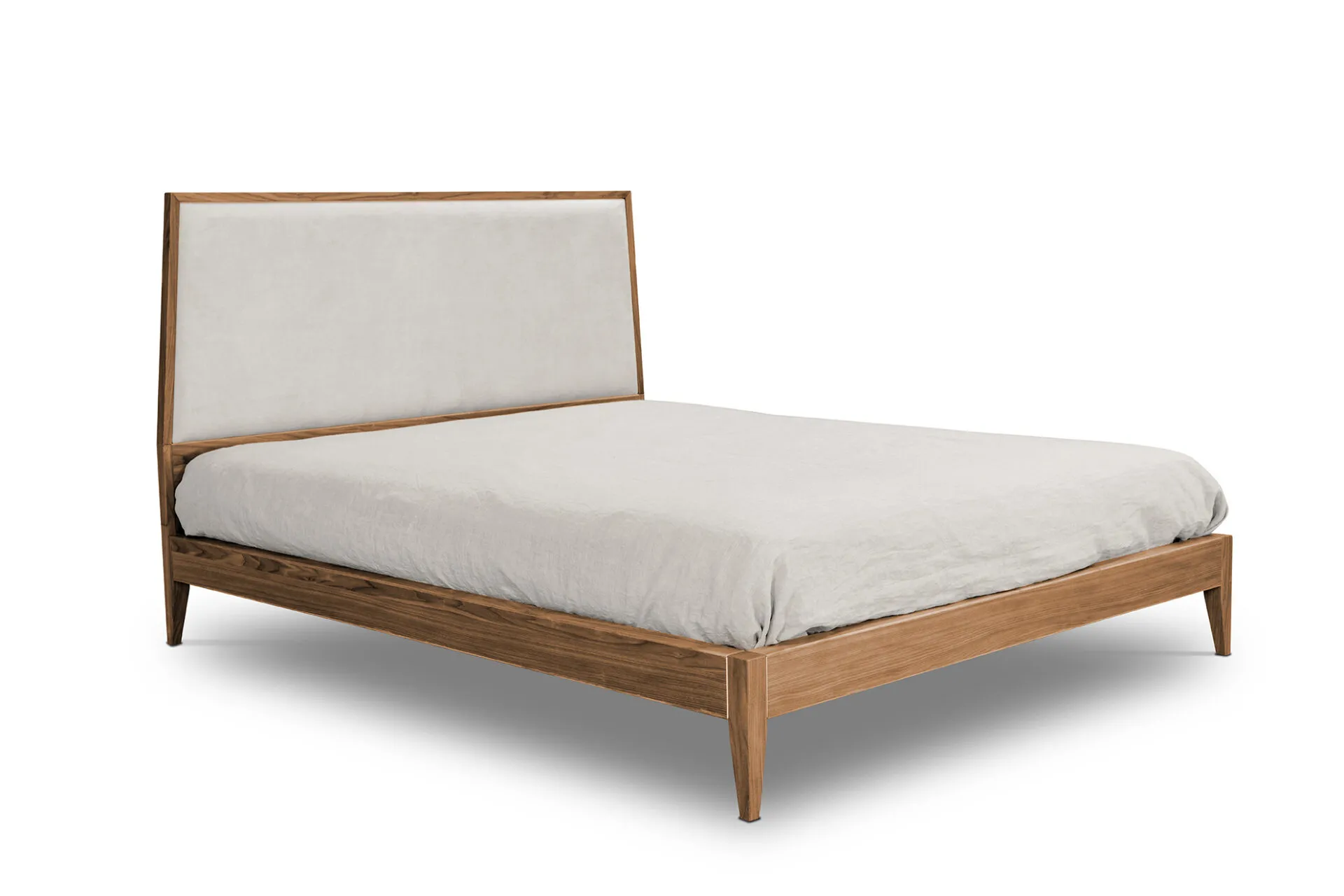 Letto Tosato 42.24 in noce canaletto con testata imbottita, vista di tre quarti