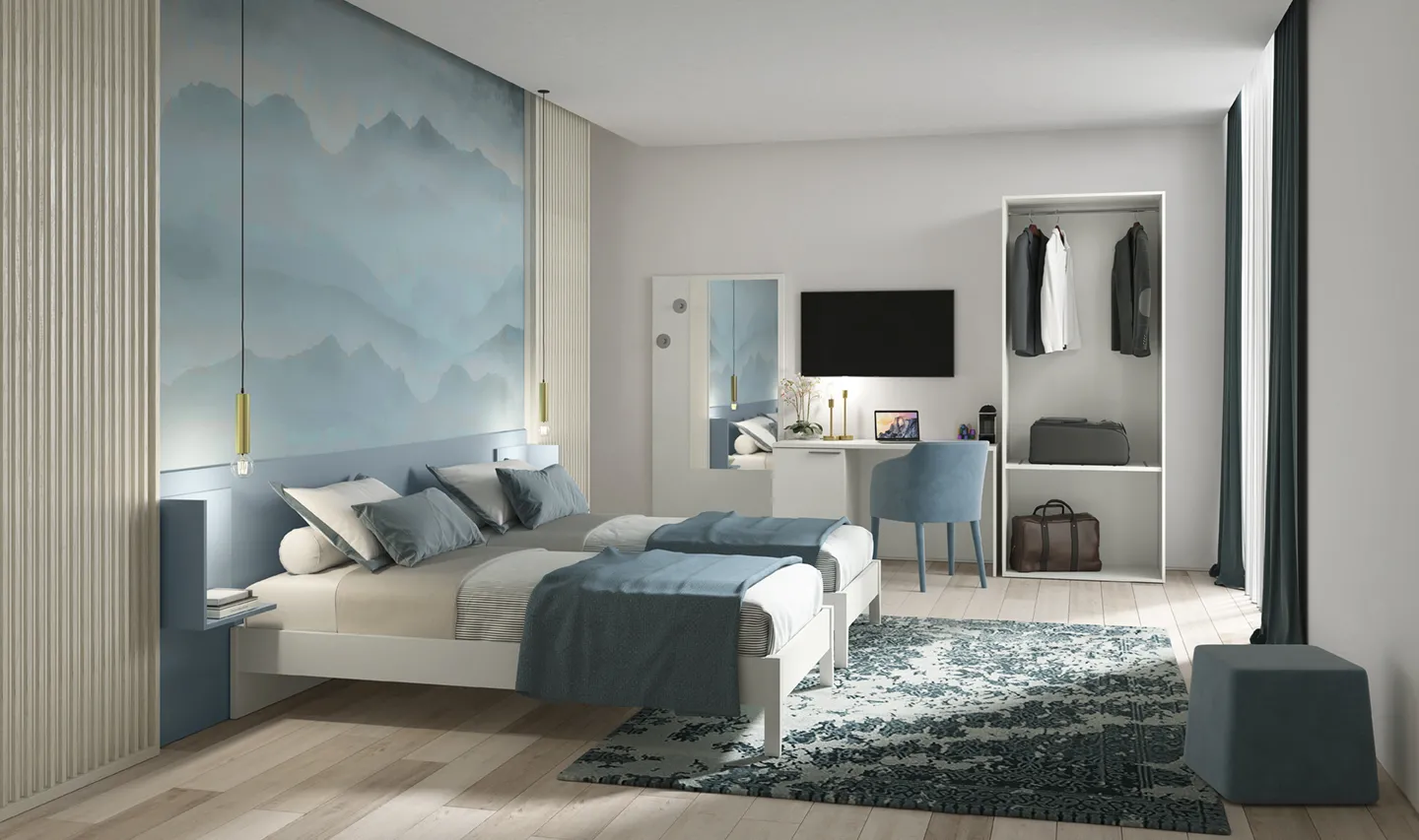 Camera d'albergo Volo Contract Colombini con parete blu dietro il letto e scrittoio con tv