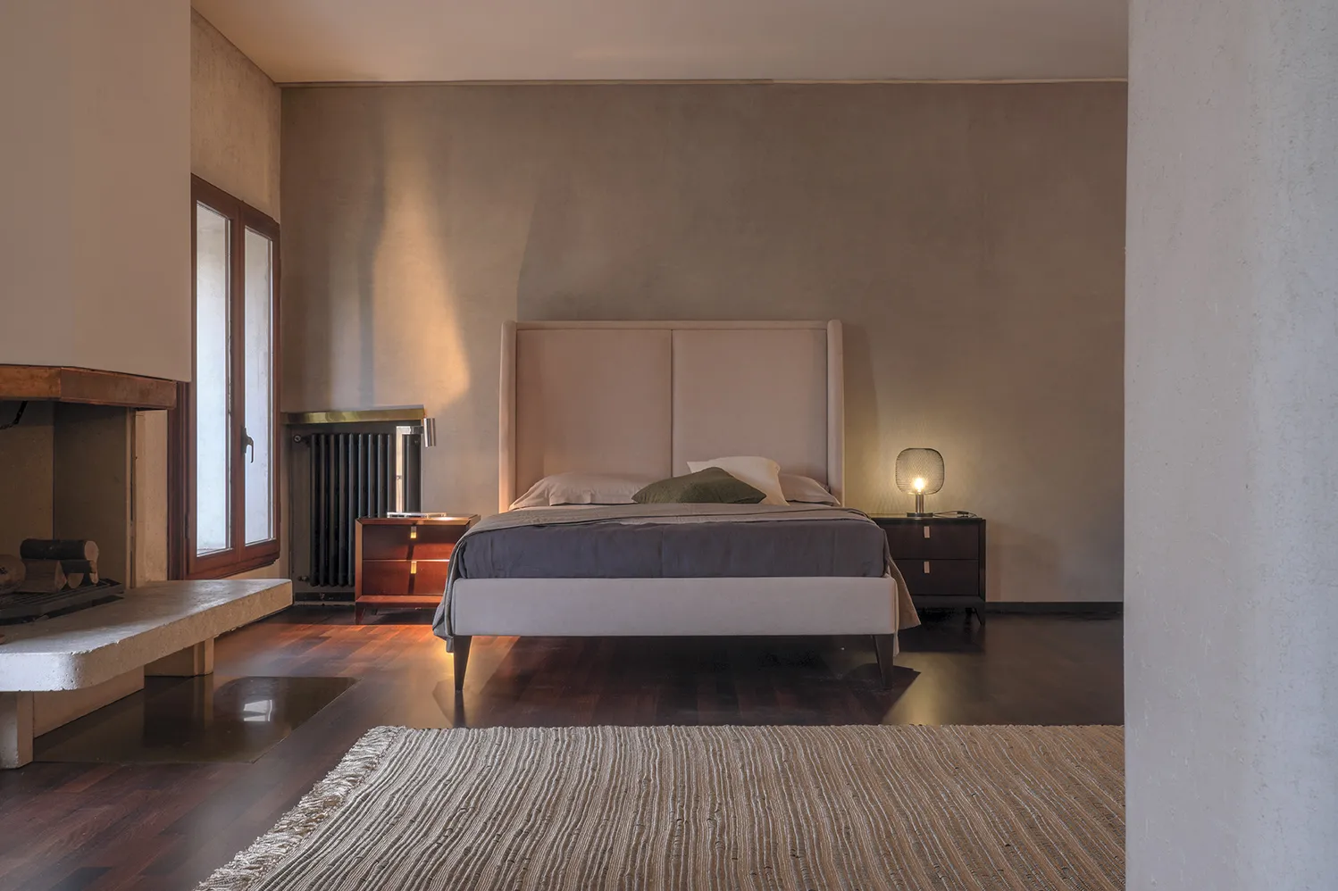 Camera con letto imbottito Tosato 42.25 dalla testata alta, fra due comodini scuri