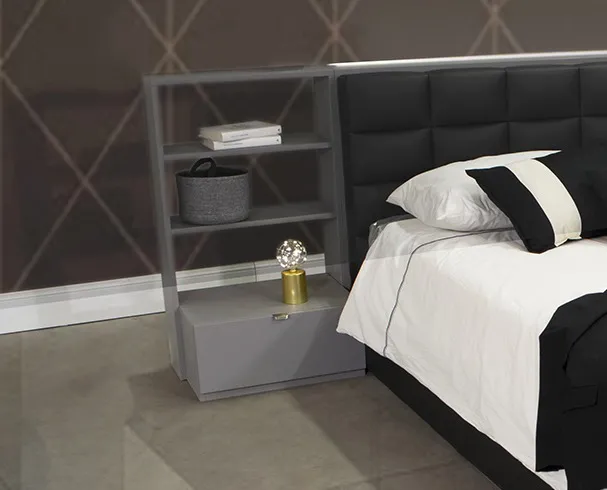 Colonna a giorno con ripiani e cassetto del retroletto Tosato 34.29 grigio accanto a un letto imbottito nero