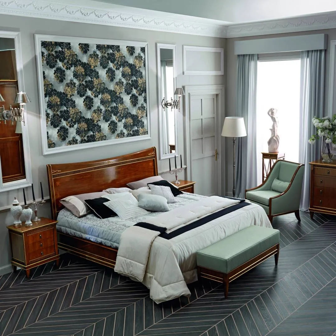 Camera classica con letto Tosato 42.08 Gold intarsiato, panca ai piedi e poltroncina verde