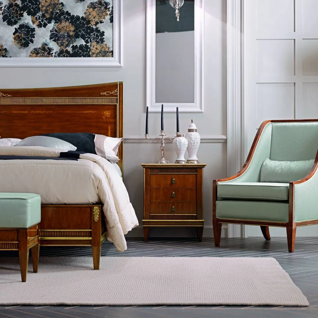 Comodino Tosato 34.19-20 Gold in noce accanto al letto, con poltroncina imbottita