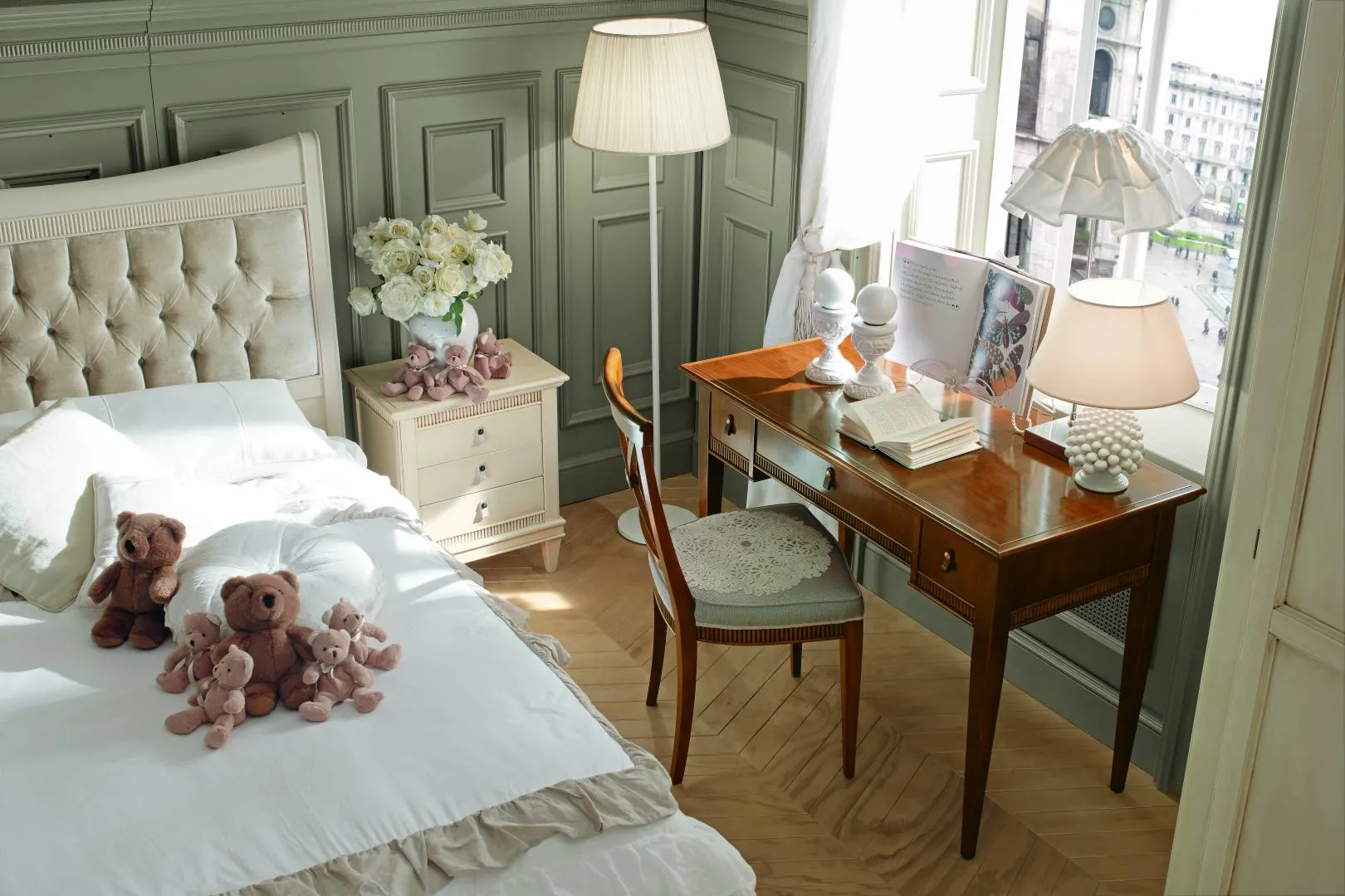 Comodino avorio 34.19-20 Tosato vicino al letto, con scrittoio in legno sotto la finestra