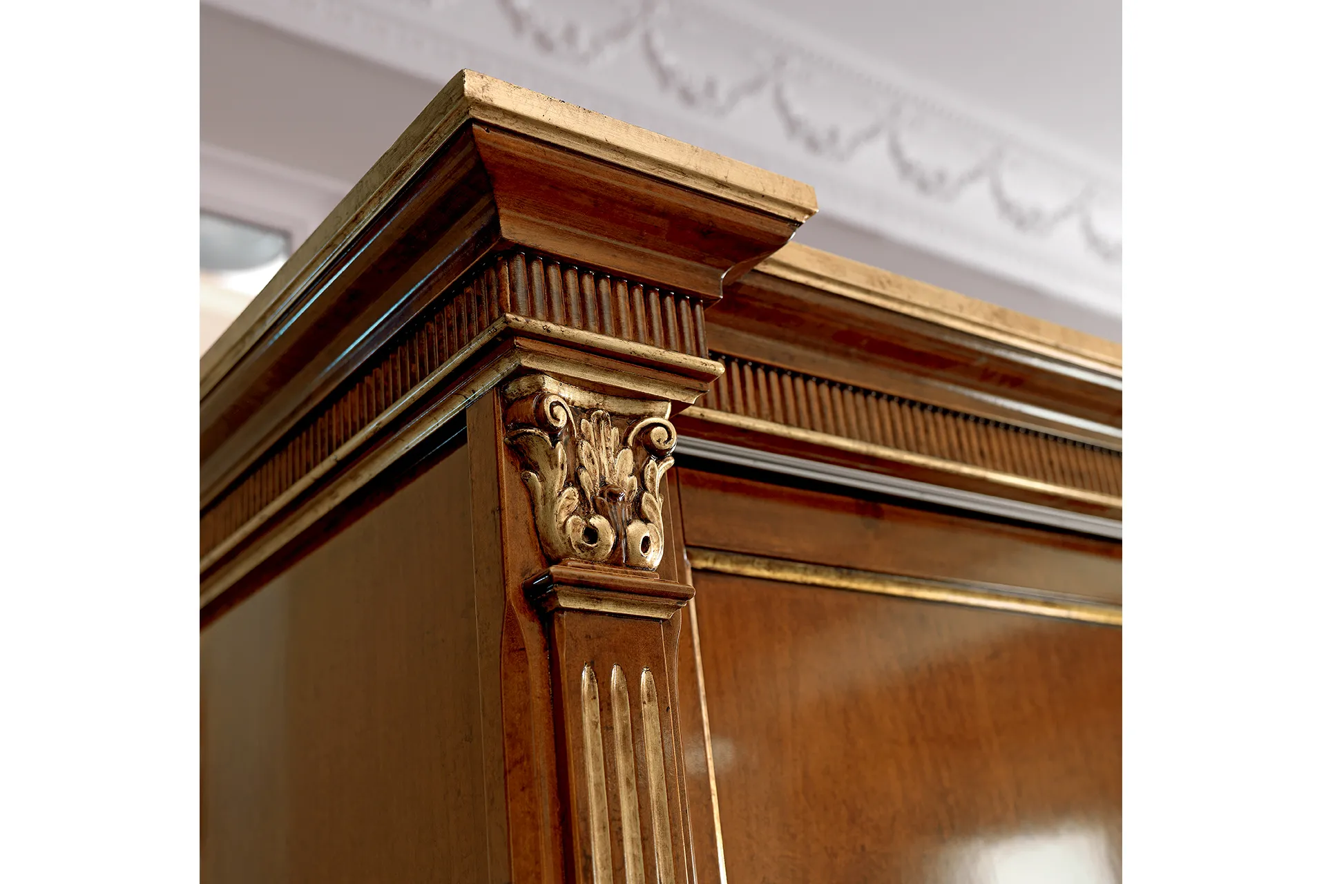 Capitello intagliato e cornice dorata dell'armadio Tosato 17.08 Gold